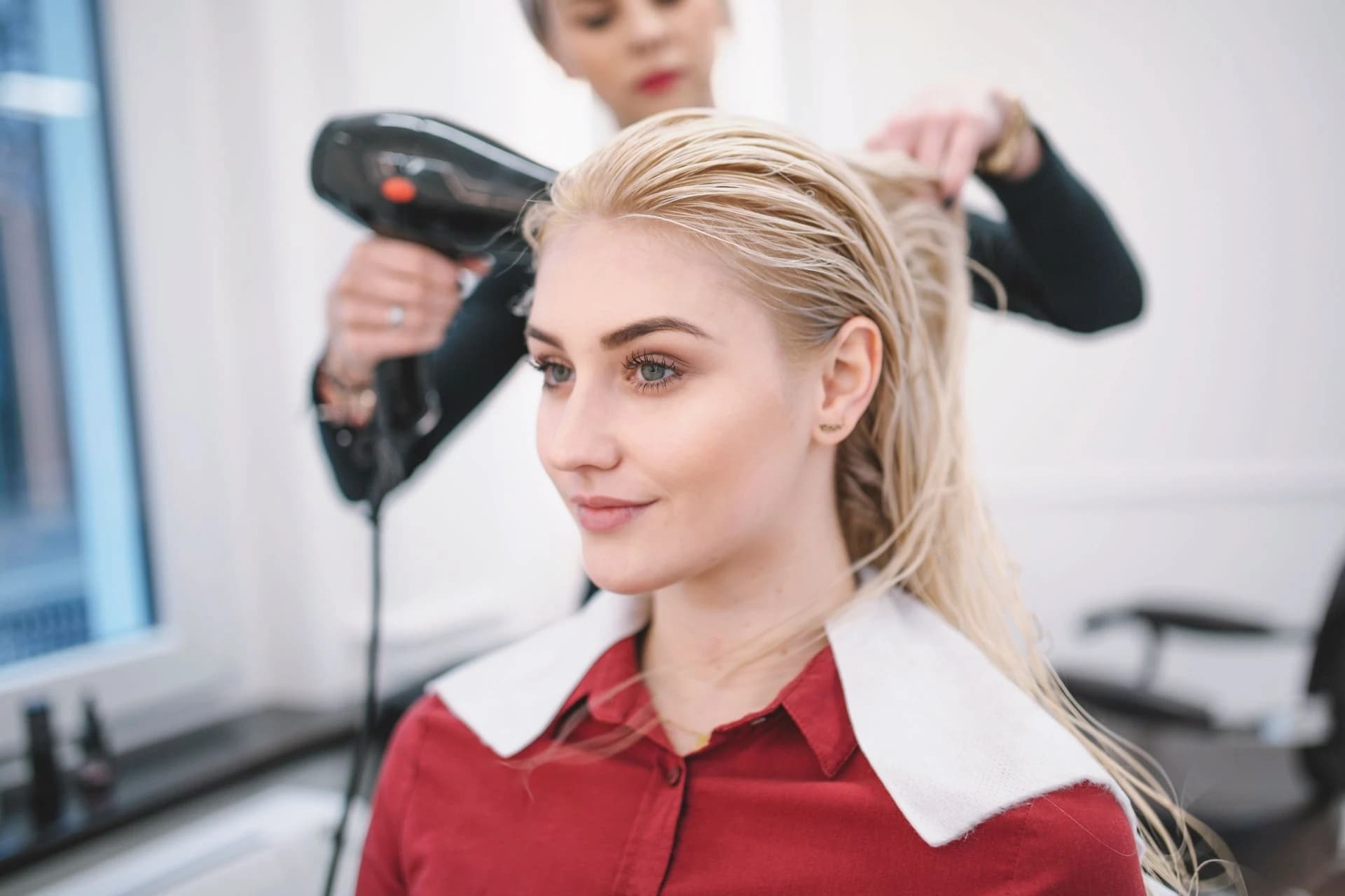 Kundin beim Föhnen im Salon