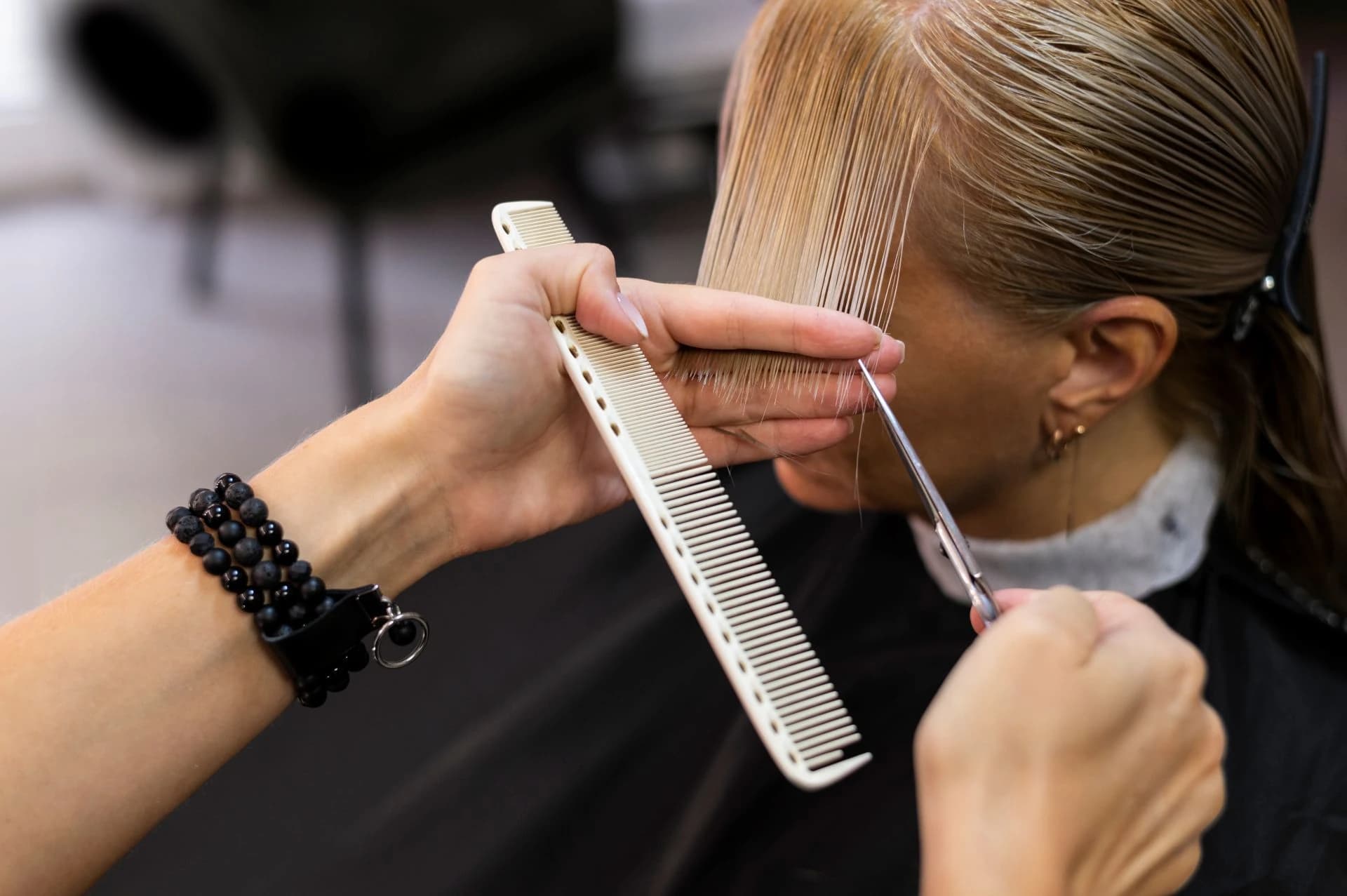Präziser Haarschnitt mit Kamm und Schere
